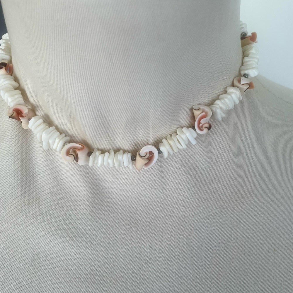 Hawaiian Puka Shell Necklace / Chocker with Pink Shell Chips 15 in Vintage